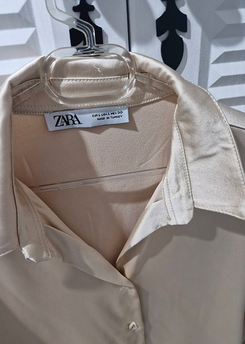 Zara Bej Düğmeli Saten Gömlek