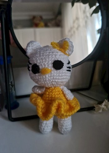 Sarı Elbise Kedi Figürü