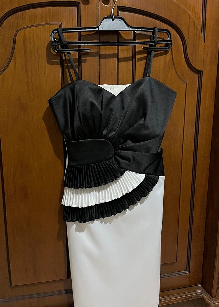 Siyah beyaz kısa abiye - Görsel 2