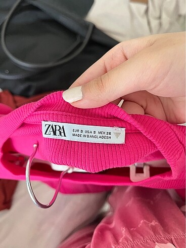 Zara Bluz.