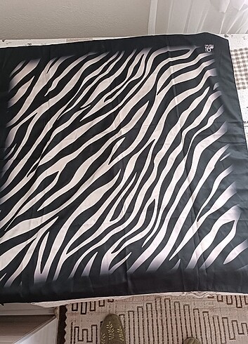  Beden Zebra desenli eşarp temizdir 