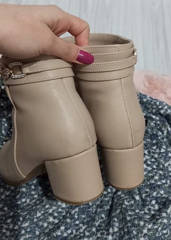 Bej Deri Zincir Detaylı Kadın Bot - Görsel 3