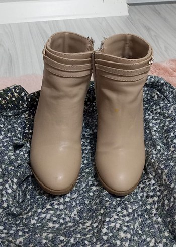 Bej Deri Zincir Detaylı Kadın Bot - Görsel 2