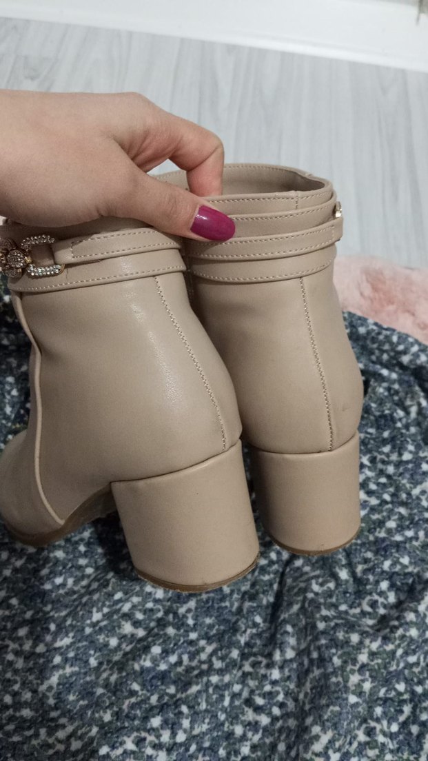 Bej Deri Zincir Detaylı Kadın Bot - Görsel 3