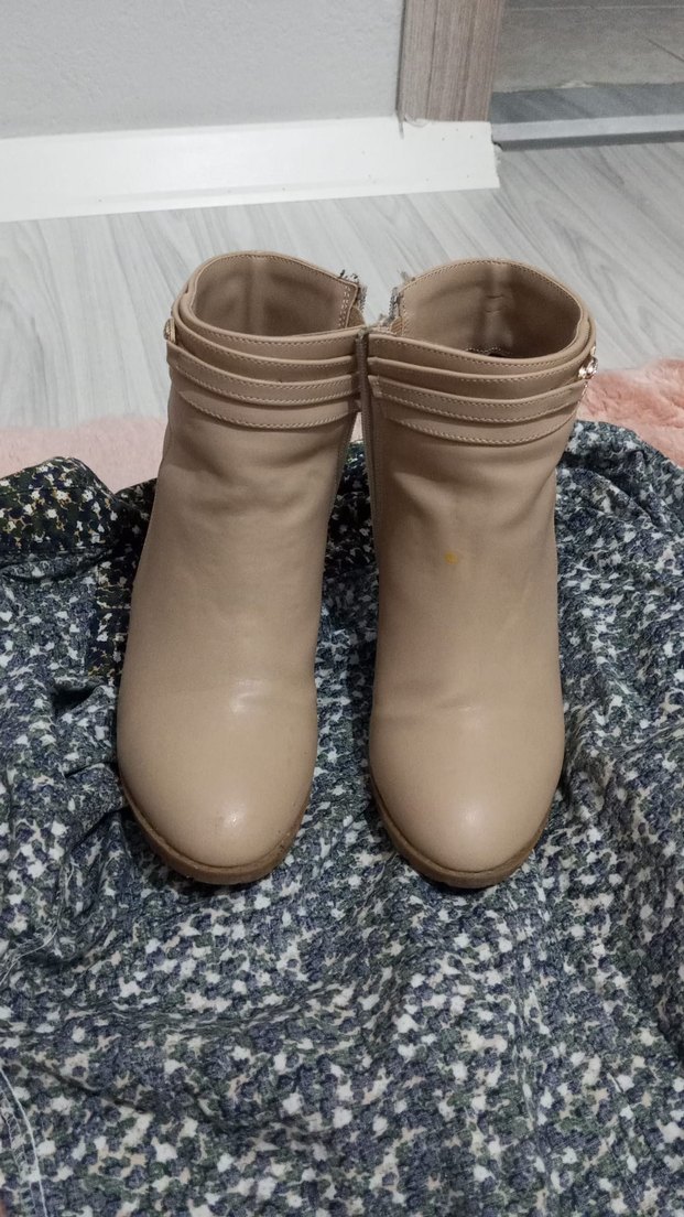 Bej Deri Zincir Detaylı Kadın Bot - Görsel 2