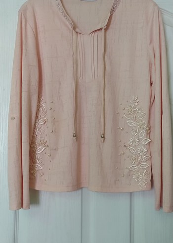 Pembe Nakışlı ve Boncuk Detaylı Kadın Bluz