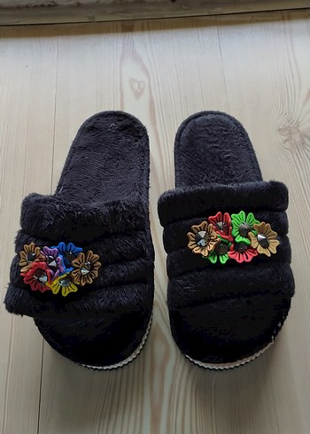 Renkli Nakışlı Kadın Peluş Terlik