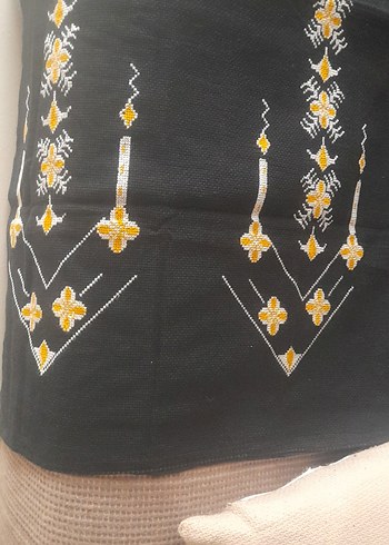 Siyah Üzerine Sarı ve Beyaz Nakışlı Kumaş - Görsel 3