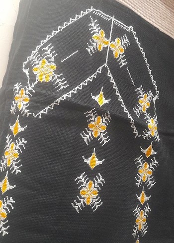 Siyah Üzerine Sarı ve Beyaz Nakışlı Kumaş - Görsel 2