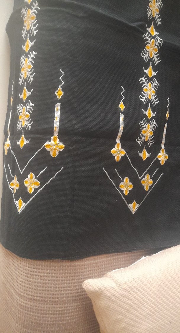 Siyah Üzerine Sarı ve Beyaz Nakışlı Kumaş - Görsel 3