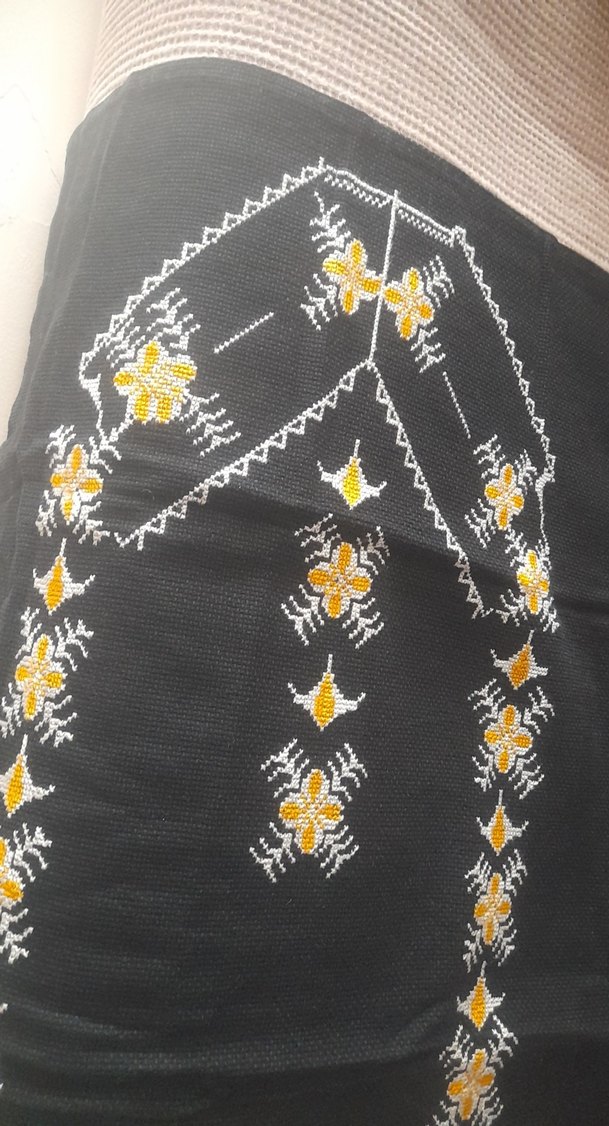 Siyah Üzerine Sarı ve Beyaz Nakışlı Kumaş - Görsel 2