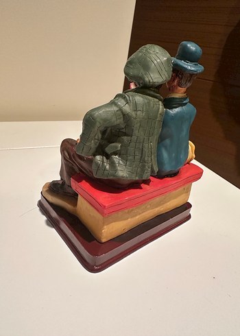 İki Adam ve Kitap Figürü - Görsel 4