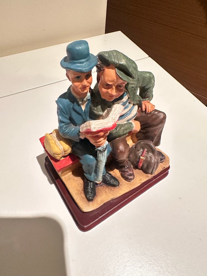 İki Adam ve Kitap Figürü - Görsel 2