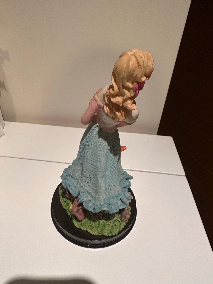 Pastel Renkli Çiçek Sepeti Taşıyan Kadın Biblo - Görsel 4