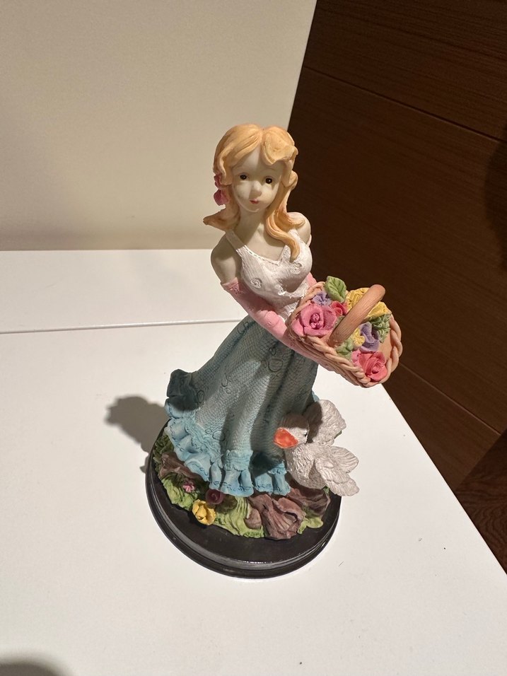 Pastel Renkli Çiçek Sepeti Taşıyan Kadın Biblo - Görsel 2