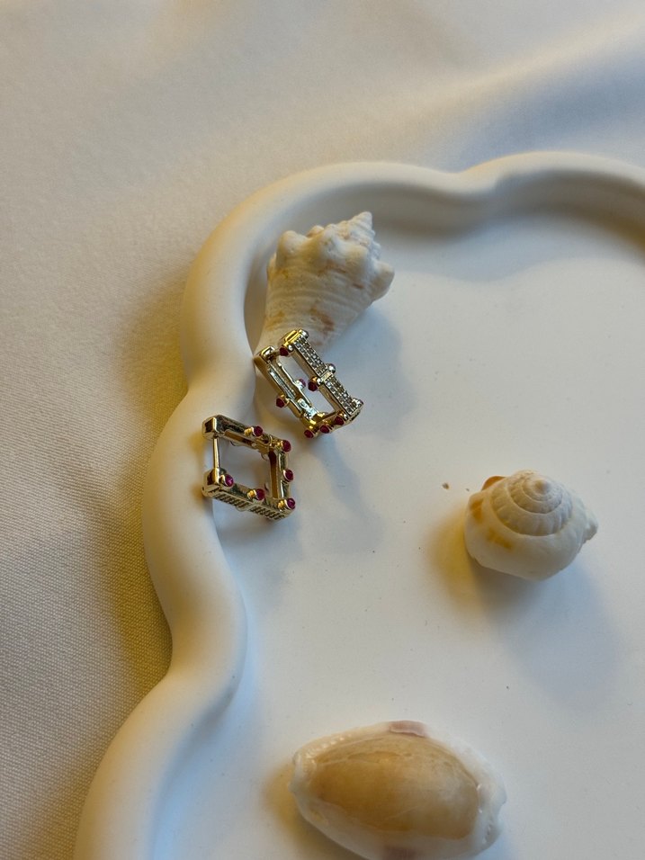 Altın Renkli Mini Boncuklu Küpeler - Görsel 3