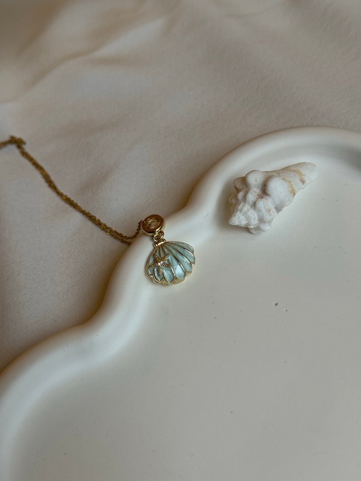 Mini Altın Zincirli Deniz Kabuğu Kolye - Görsel 4