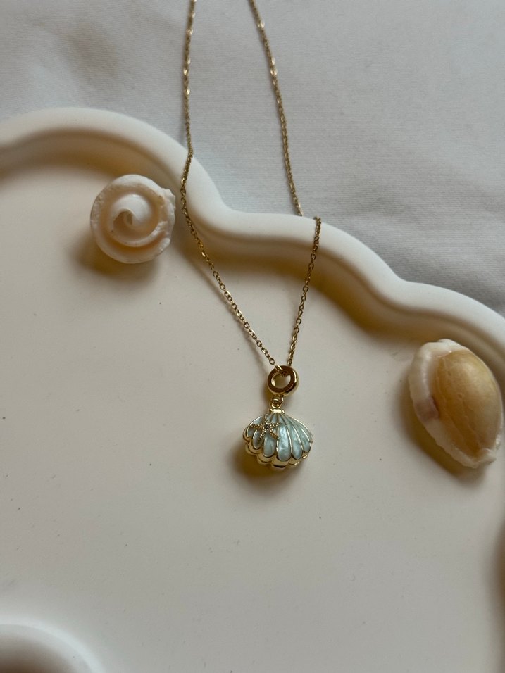 Mini Altın Zincirli Deniz Kabuğu Kolye - Görsel 3