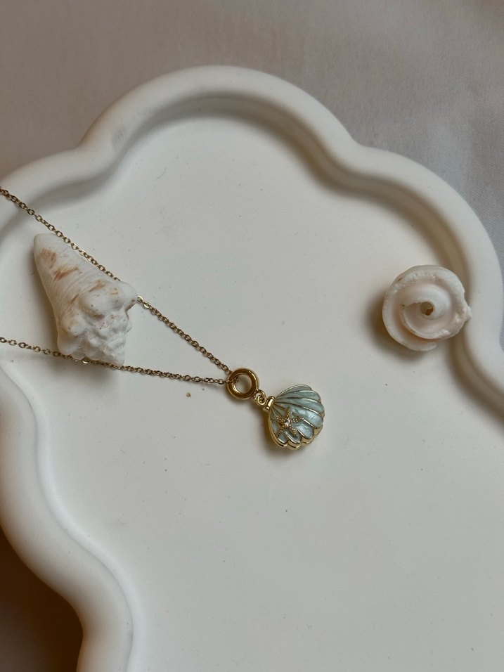 Mini Altın Zincirli Deniz Kabuğu Kolye - Görsel 2