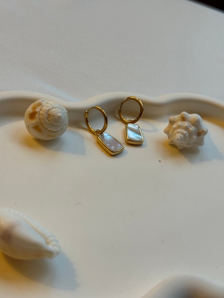 Altın Renk Sedefli Mini Küpe - Görsel 2