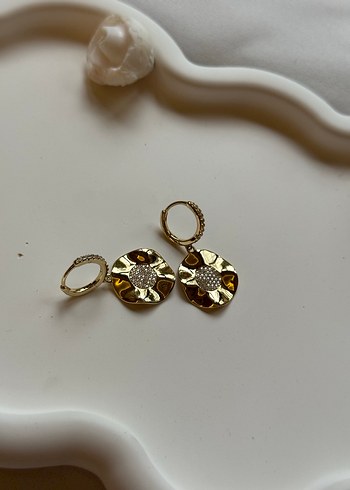 Altın Renkli Mini Yuvarlak Desenli Küpeler - Görsel 3