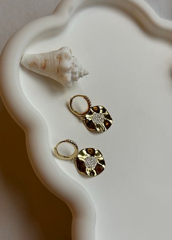 Altın Renkli Mini Yuvarlak Desenli Küpeler - Görsel 2