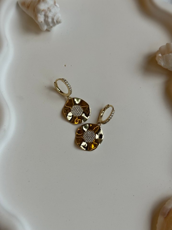 Altın Renkli Mini Yuvarlak Desenli Küpeler - Görsel 4