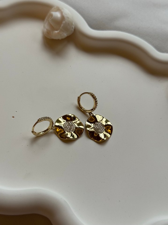 Altın Renkli Mini Yuvarlak Desenli Küpeler - Görsel 3