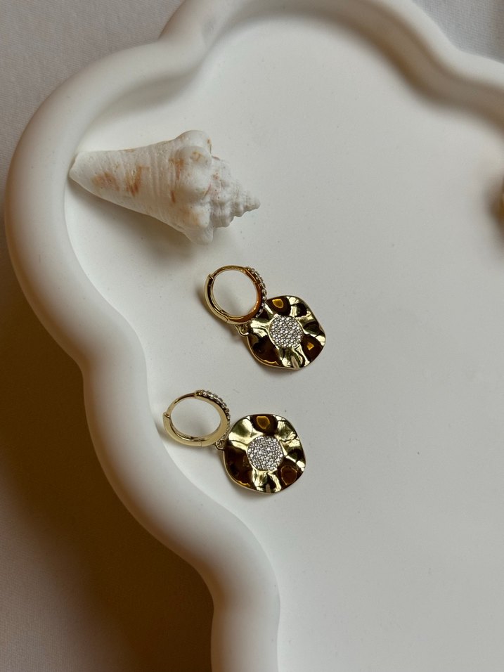 Altın Renkli Mini Yuvarlak Desenli Küpeler - Görsel 2