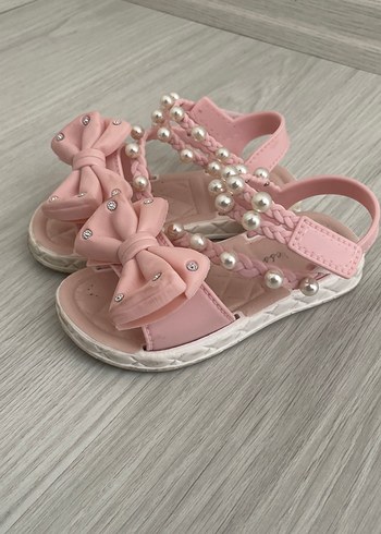 22 Beden Pembe Fiyonklu Kız Çocuk Sandalet
