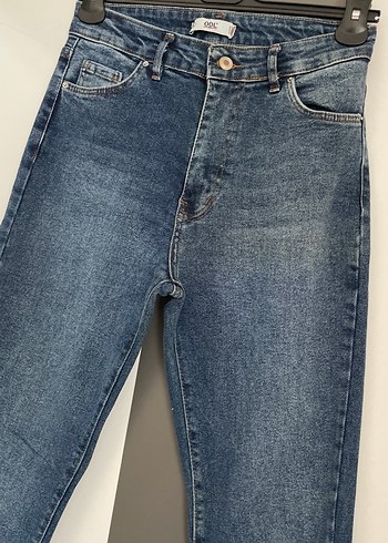 28 Beden Kadın Mavi Denim Normal Kesim Kemerli Jean