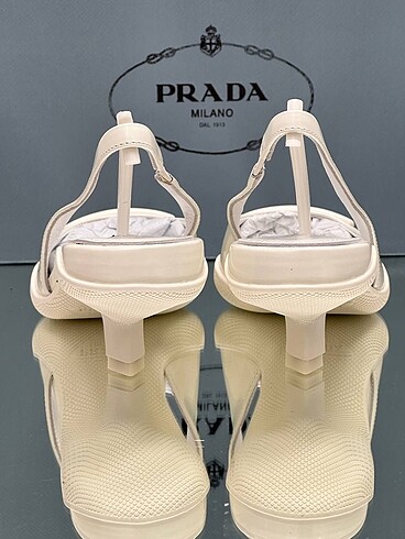 37 Beden beyaz Renk Prada