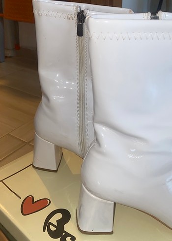 Beyaz Deri Fermuarlı Kadın Topuklu Bot - Görsel 2