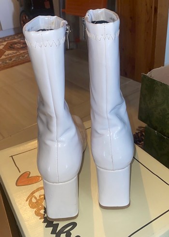 Beyaz Deri Fermuarlı Kadın Topuklu Bot - Görsel 3