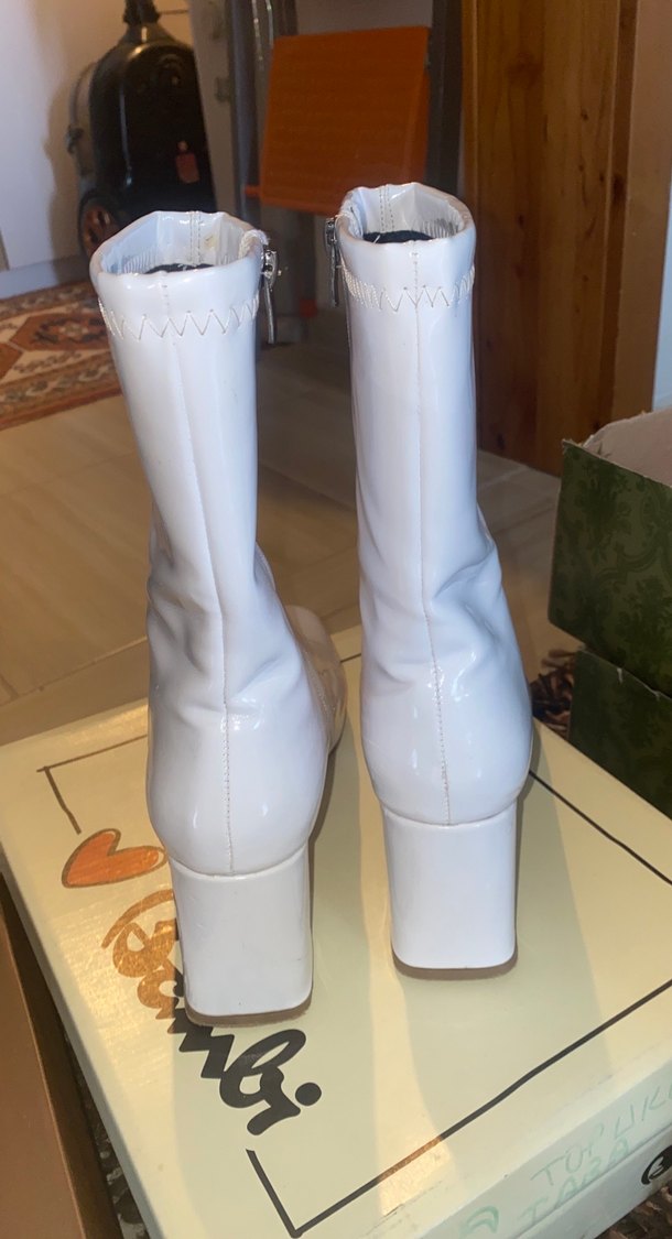 Beyaz Deri Fermuarlı Kadın Topuklu Bot - Görsel 3