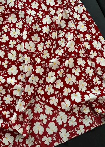 Kırmızı Çiçek Desenli Piliseli Midi Etek - Görsel 2