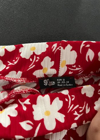 Kırmızı Çiçek Desenli Piliseli Midi Etek - Görsel 4