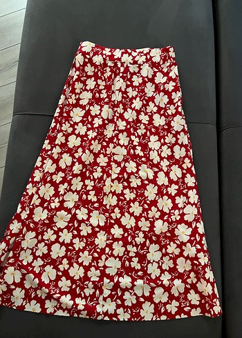 Kırmızı Çiçek Desenli Piliseli Midi Etek - Görsel 3