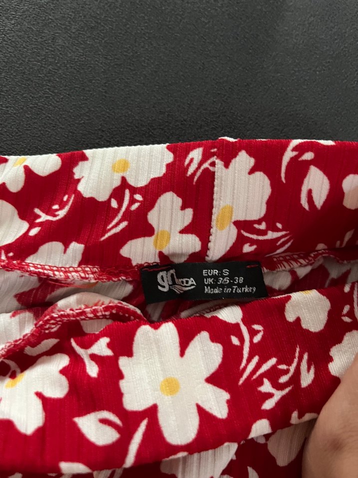 Kırmızı Çiçek Desenli Piliseli Midi Etek - Görsel 4