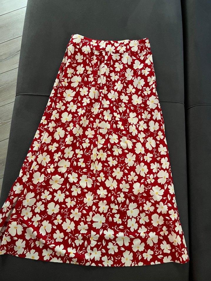 Kırmızı Çiçek Desenli Piliseli Midi Etek - Görsel 3