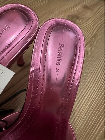 Bershka BERSHKA metalik pembe topuklu terlik