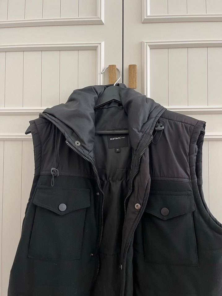 Koton M beden kapüşonlu siyah yelek - Görsel 3