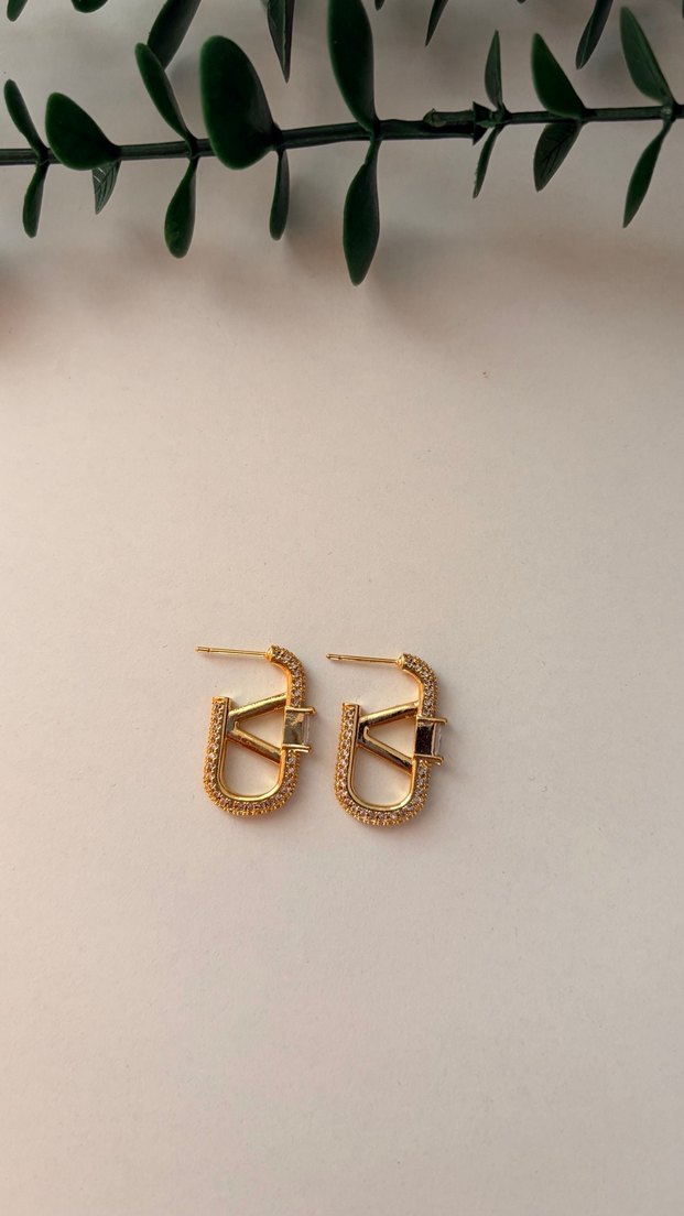 Altın Renkli Mini Yılan Desenli Küpeler - Görsel 3