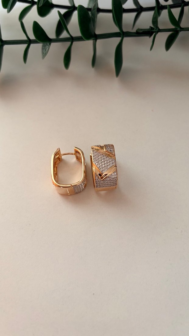 Altın Renk Mini Yılan Desenli Küpe - Görsel 3