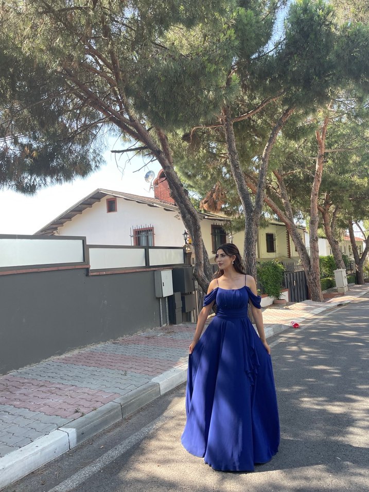 Mavi Uzun Drapeli Kayık Yaka Abiye Elbise - Görsel 3