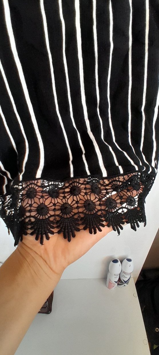 DantelPüsküllü Siyah Beyaz Çizgili Kolsuz Bluz - Görsel 3