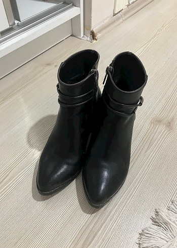 36 Beden Gri Tokalı Siyah Deri Kadın Bot