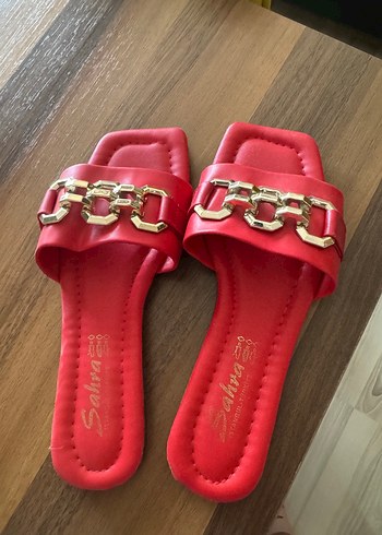 Crocs Kırmızı Zincir Detaylı Kadın Terlik