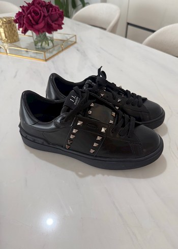 Valentino Erkek Sikligin Ve Rahatligin Siyah Sneakeri