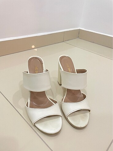 Beyaz Topuklu Terlik Iloveshoes ayakkabısı